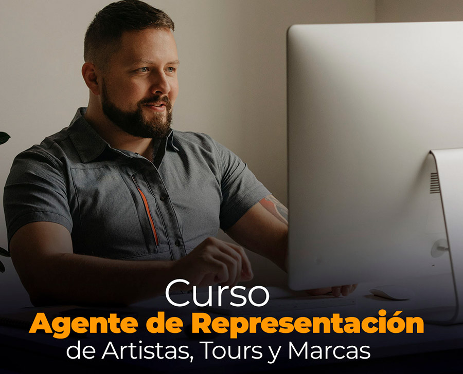 Chico estudiando el Curso Agente de Representación de Artistas