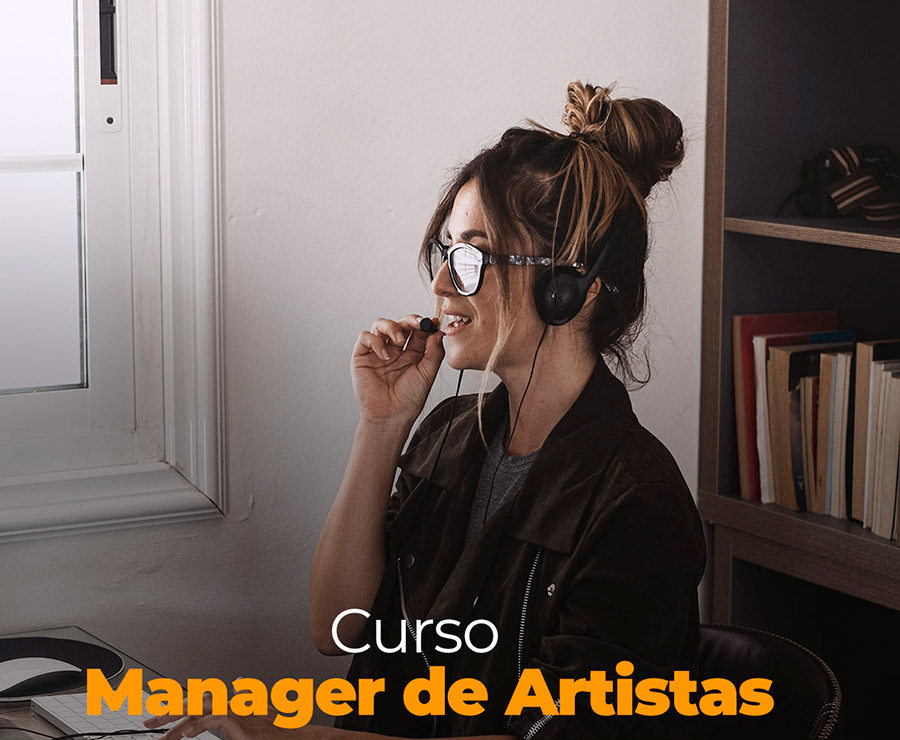 Chica estudiando el Curso Manager Musical de Artistas