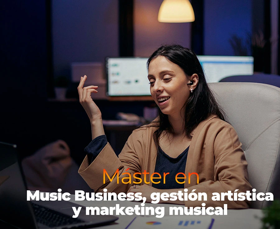 Chica estudiando el Máster en Industria Musical